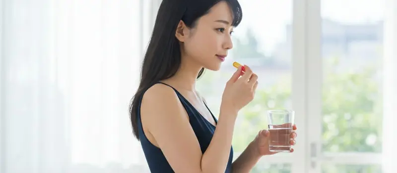 NMNサプリのおすすめの飲み方を実践する女性
