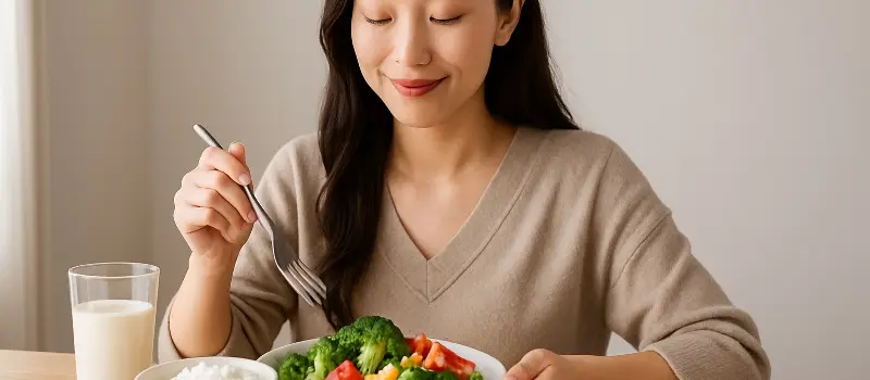 ホルモンバランスを整える食事をする女性