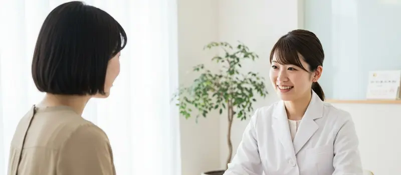 過食症対策で医師に相談する女性