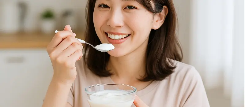 ヨーグルトで腸活をする女性