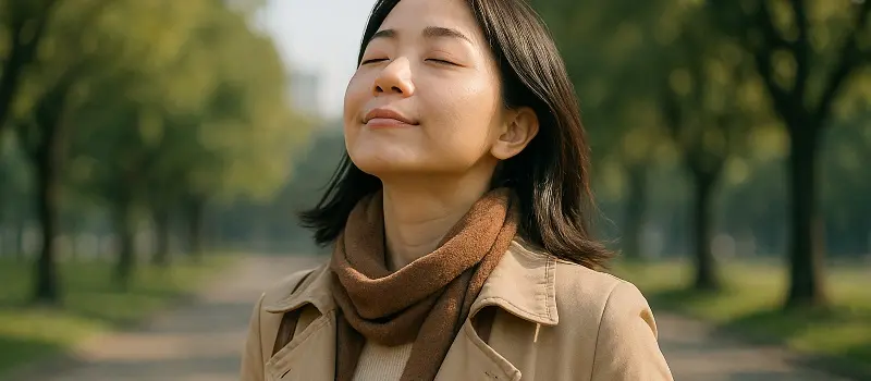 緊張しないように深呼吸をする女性