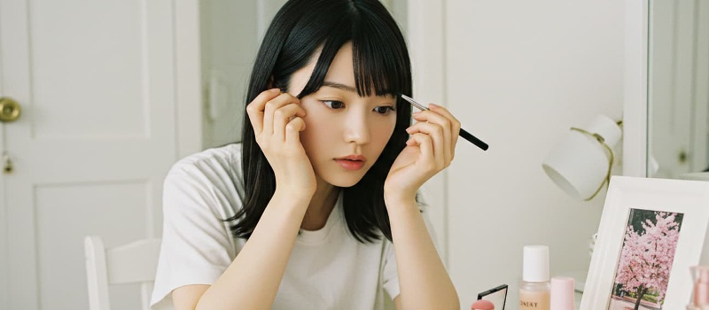 アイメイクをする女性