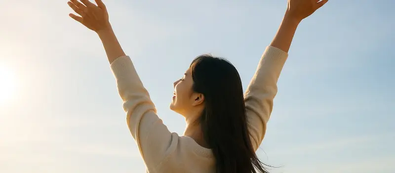 幸せホルモンの高めるためにリラックスしている女性