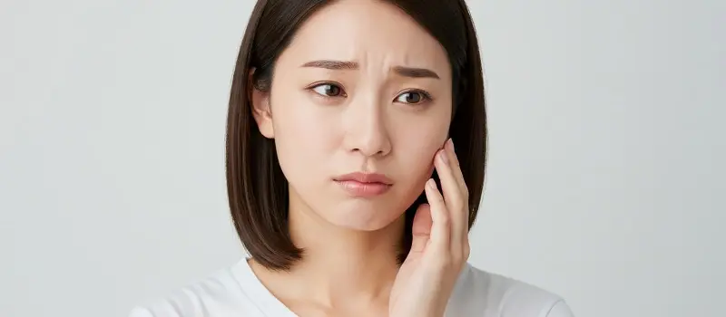 便秘で肌荒れに悩む女性