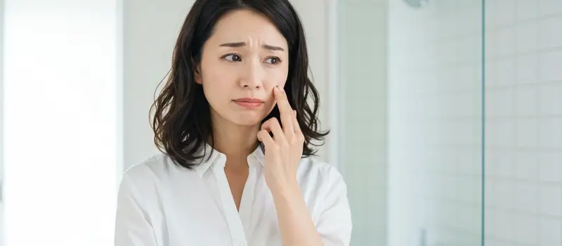 肌の調子を気にする女性