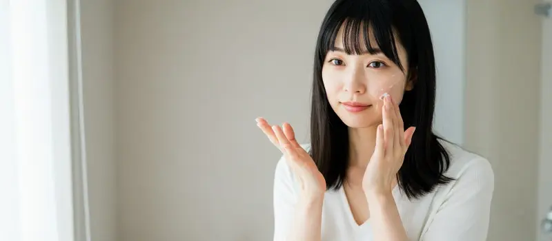 手作り炭酸パックを使用する女性