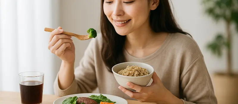 摂取量を意識して鉄分の多い食事をする女性