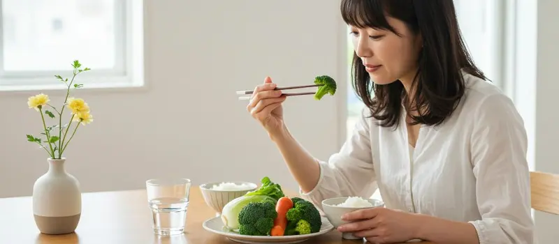 野菜を先に食べる食べる順番ダイエットをする女性