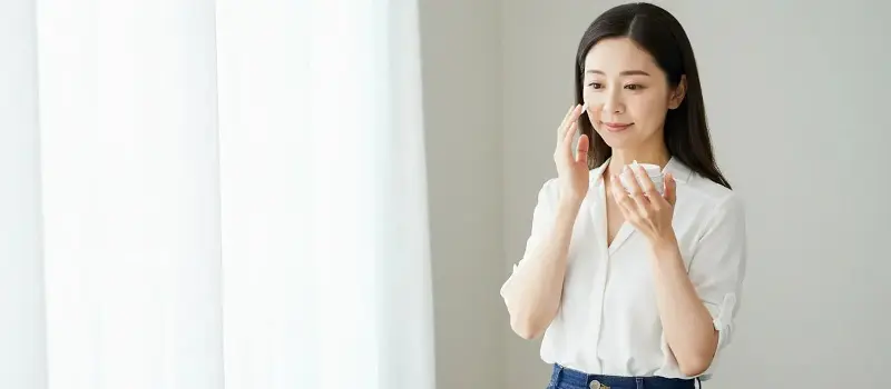 肌の水分量を気にして保湿する女性